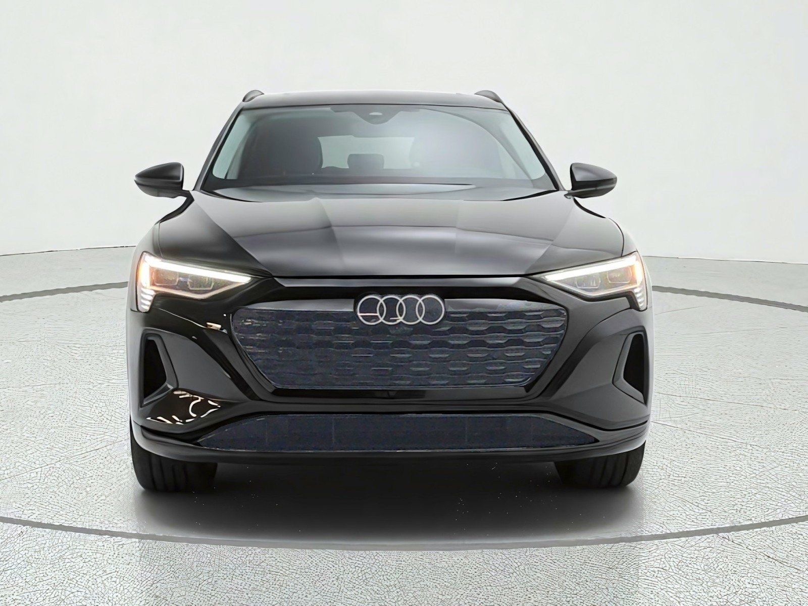 Used 2024 Audi Q8 e-tron Premium Plus AWD/4WD image 2