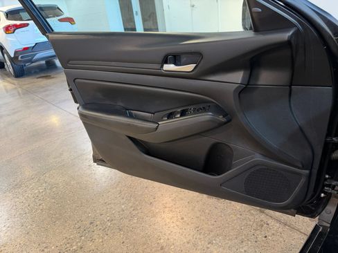 Used 2025 Nissan Altima 2.5 SV FWD image 15