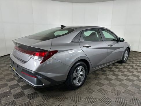 Certified 2024 Hyundai Elantra SE image 3