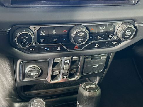 Used 2025 Jeep Wrangler Sahara image 23