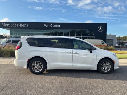 Used 2024 Chrysler Pacifica Touring-L FWD image 4