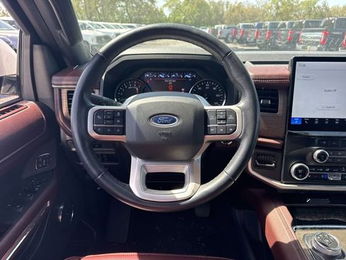 Used 2024 Ford Expedition Limited image 12