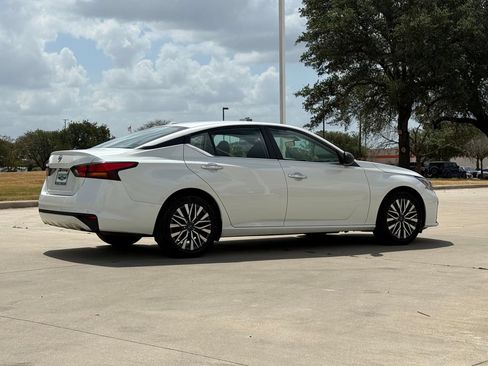 Used 2025 Nissan Altima 2.5 SV FWD image 4