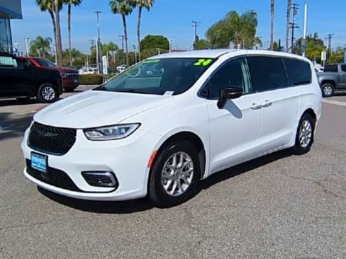 Used 2024 Chrysler Pacifica Touring-L image 4