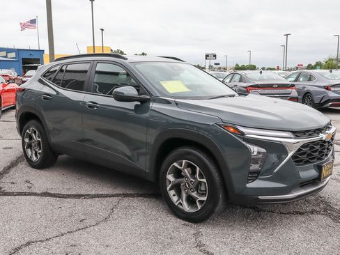 Used 2025 Chevrolet Trax LT image 3