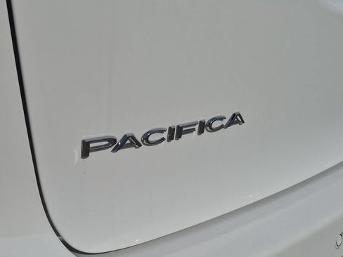 Used 2024 Chrysler Pacifica Touring-L FWD image 10