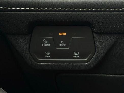 Used 2025 Volkswagen Atlas Cross Sport SE image 29