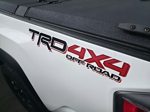 Used 2020 Toyota Tacoma TRD Off-Road image 9
