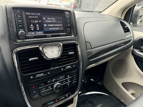 Used 2014 Chrysler Town & Country Touring image 11