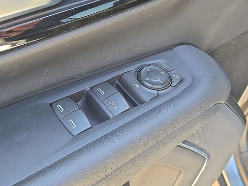 Used 2025 Chevrolet Suburban Z71 image 24