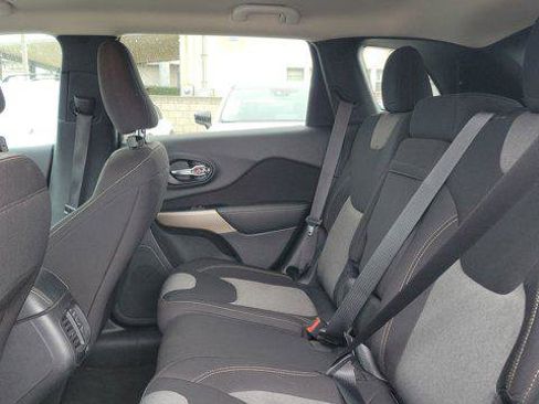 Used 2018 Jeep Cherokee Latitude w/ Altitude Package image 11