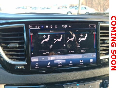 Used 2024 Chrysler Pacifica Touring-L image 8