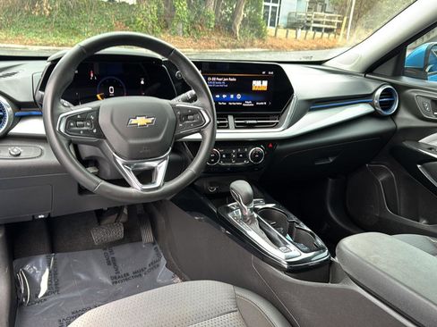 Certified 2025 Chevrolet Trax LT w/ Driver Confidence Package image 18