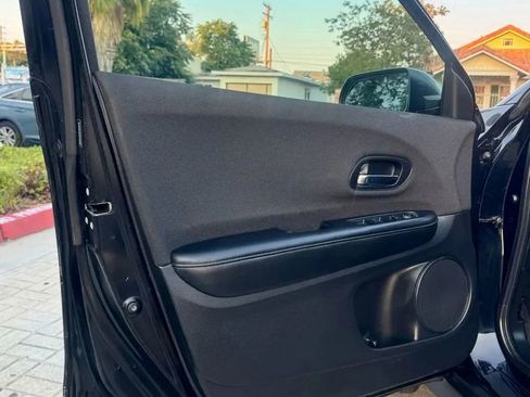 Used 2019 Honda HR-V LX image 16