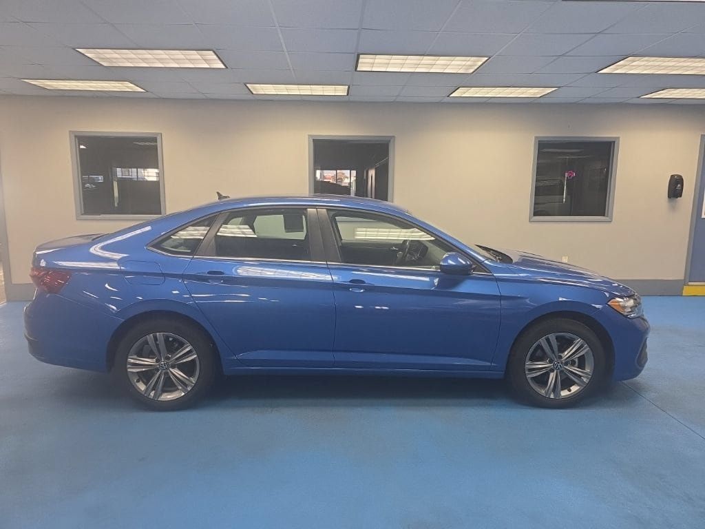 Used 2024 Volkswagen Jetta SE FWD image 2