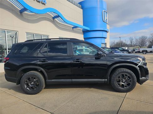New 2025 Honda Pilot TrailSport image 3