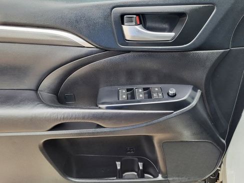 Used 2019 Toyota Highlander SE image 19