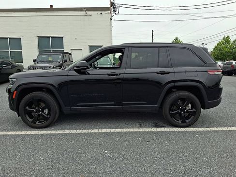 Used 2023 Jeep Grand Cherokee Altitude AWD/4WD image 9