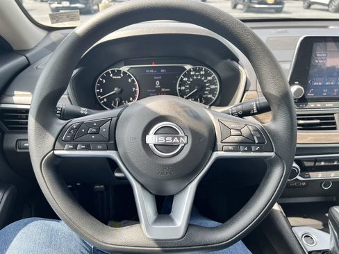 Used 2025 Nissan Altima 2.5 SV FWD image 10