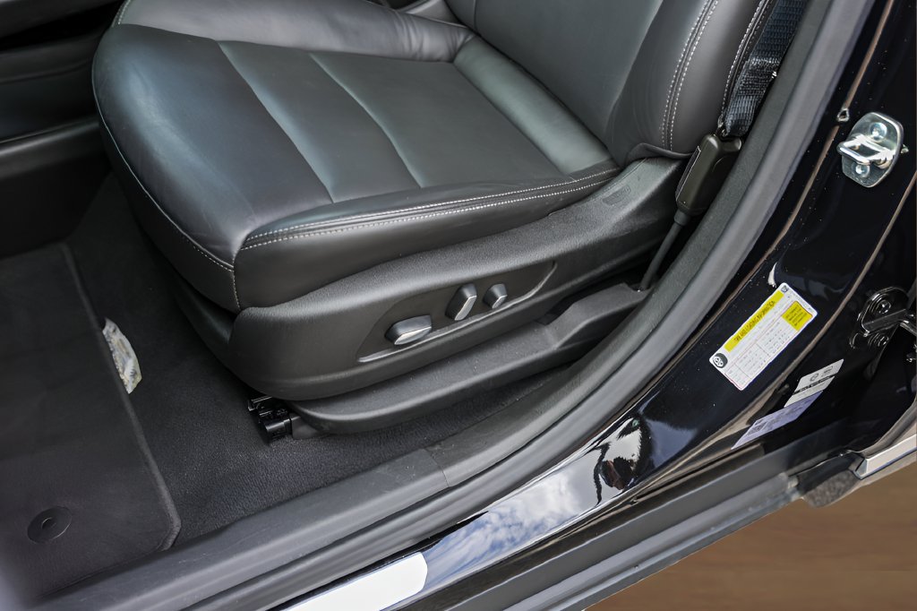 Certified 2025 Cadillac XT6 Premium Luxury FWD image 8