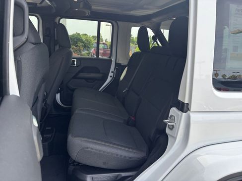 Used 2025 Jeep Wrangler Unlimited Sahara AWD/4WD image 39