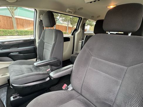 Used 2018 Dodge Grand Caravan SE w/ UConnect Hands-Free Group image 24