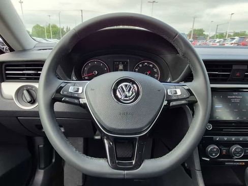 Used 2022 Volkswagen Passat 2.0T SE FWD image 38