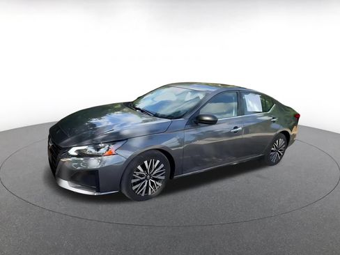 Used 2025 Nissan Altima 2.5 SV FWD image 8