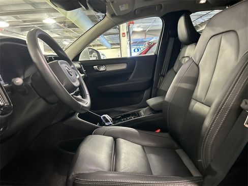 Certified 2025 Volvo XC40 B5 Plus image 10