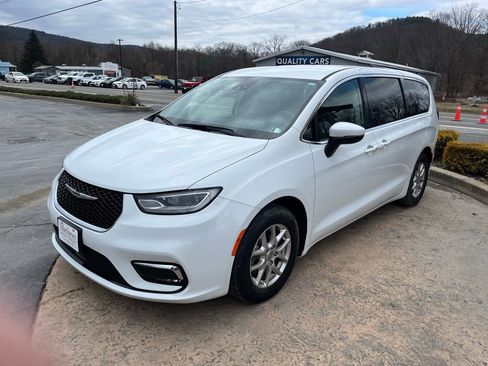 Used 2023 Chrysler Pacifica Touring-L image 3