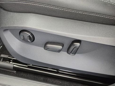 New 2026 Volkswagen Taos SE image 17