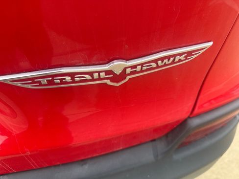 Used 2019 Jeep Cherokee Trailhawk AWD/4WD image 11