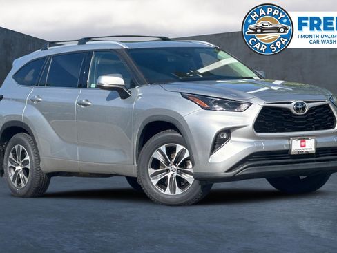 Used 2022 Toyota Highlander XLE image 1