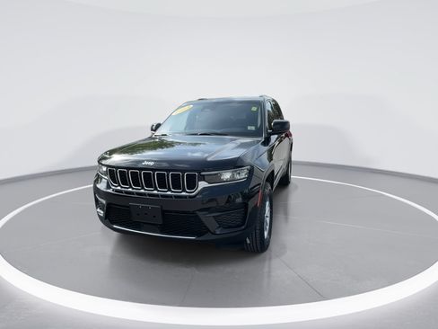Used 2024 Jeep Grand Cherokee Laredo w/ Luxury Tech Group I AWD/4WD image 5