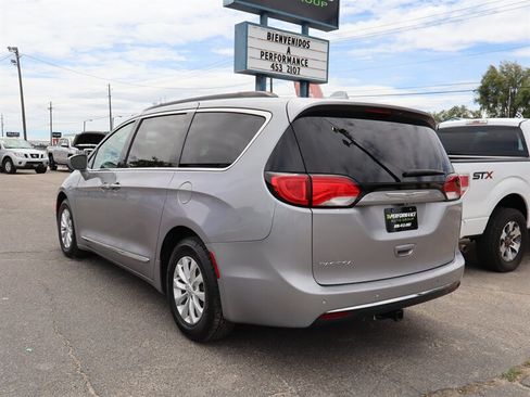 Used 2017 Chrysler Pacifica Touring-L FWD image 16