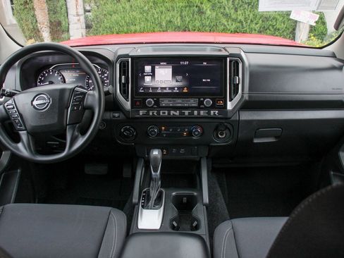 Used 2025 Nissan Frontier SV image 24