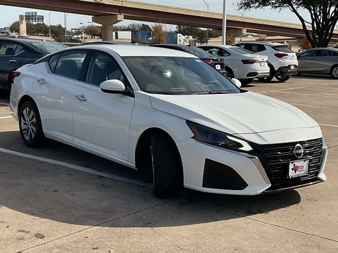Used 2023 Nissan Altima 2.5 S image 4