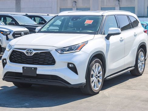 Used 2023 Toyota Highlander Limited FWD image 5