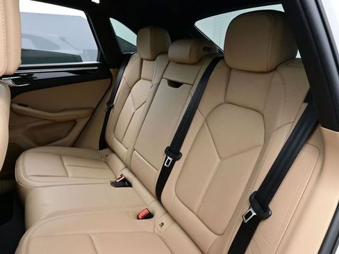 Certified 2021 Porsche Macan image 14