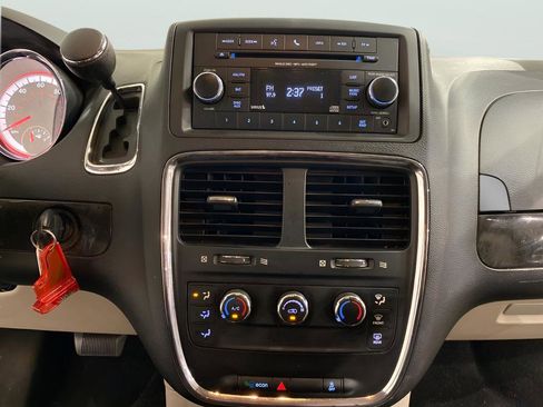 Used 2016 Dodge Grand Caravan American Value Package w/ UConnect Hands-Free Group image 14