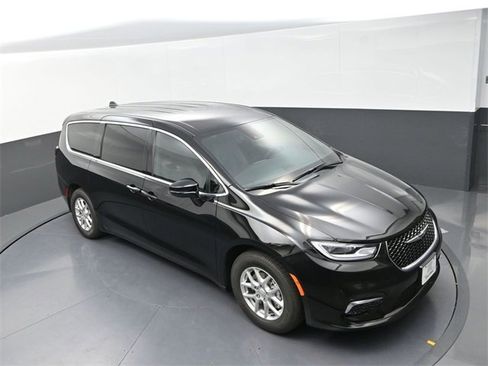New 2026 Chrysler Pacifica Select image 9