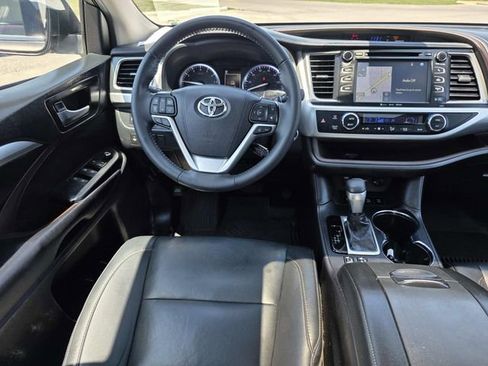 Used 2019 Toyota Highlander XLE AWD/4WD image 6