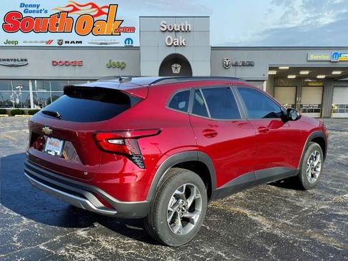 Used 2025 Chevrolet Trax LT w/ Driver Confidence Package FWD image 3