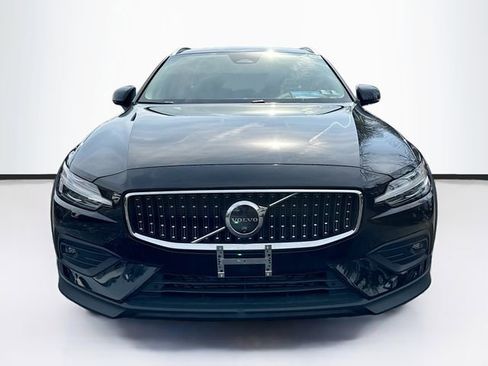 Used 2025 Volvo V60 B5 Cross Country Plus AWD/4WD image 2