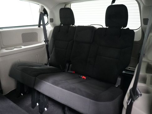Used 2018 Dodge Grand Caravan SE w/ UConnect Hands-Free Group image 13
