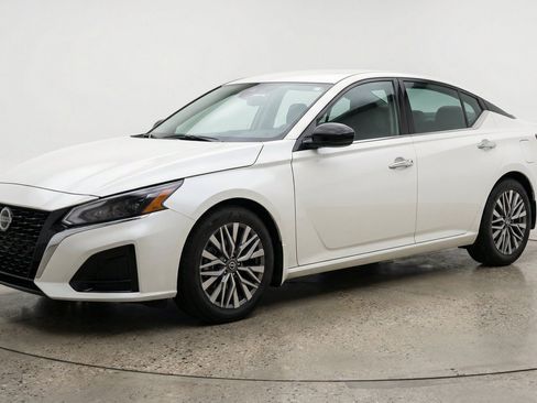 Used 2025 Nissan Altima 2.5 SV FWD image 3