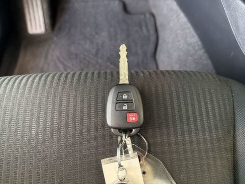 Used 2018 Toyota RAV4 LE w/ Carpet Mat Package image 27