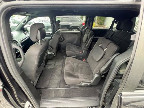 Used 2018 Dodge Grand Caravan SE FWD image 17