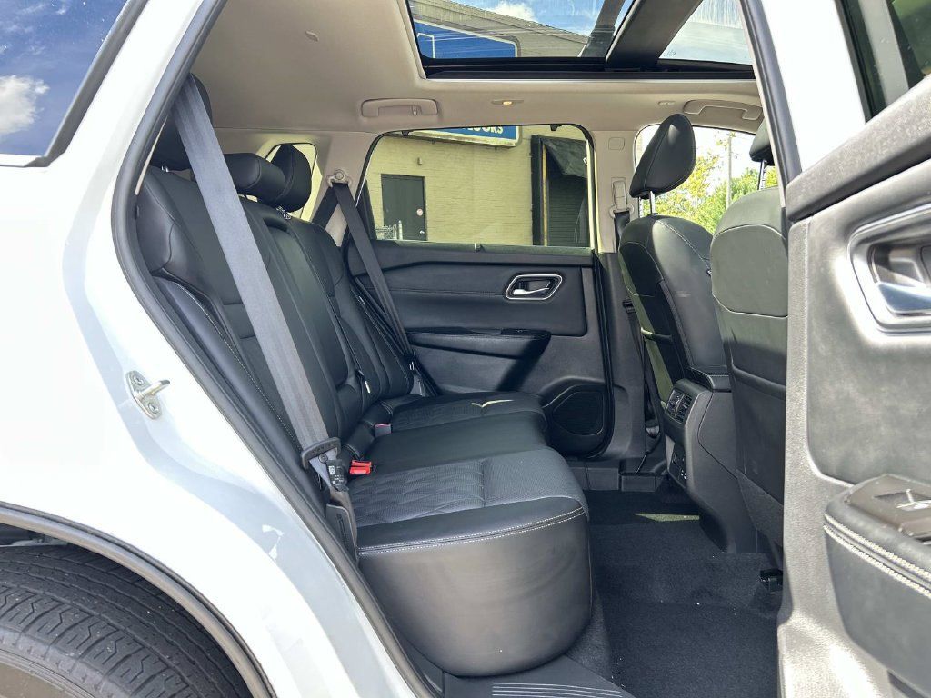Certified 2025 Nissan Rogue Platinum w/ Platinum Premium Package FWD image 16