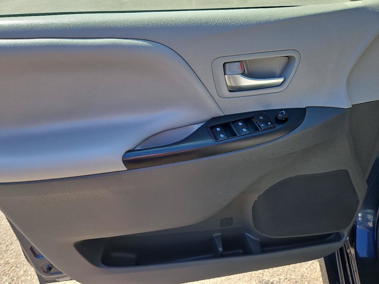 Used 2020 Toyota Sienna LE FWD image 16